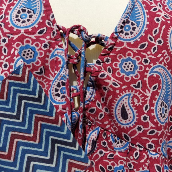 Détail encolure top Tuktuk impression rouge et bleu motif cachemire