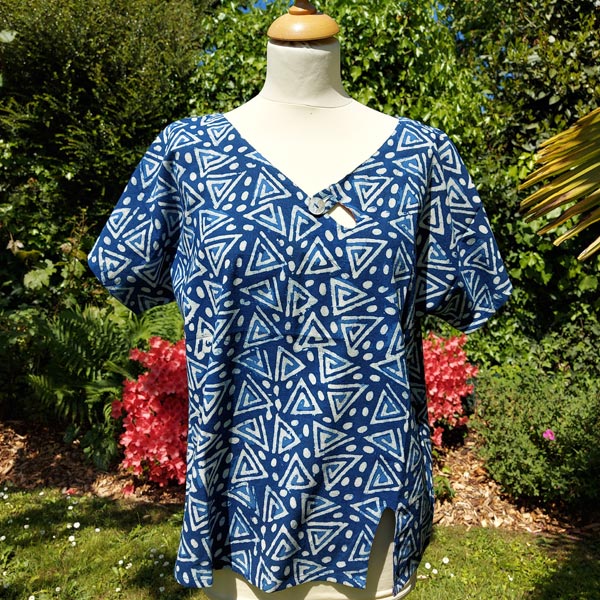 Tunique Lochan blanc-et indigo en coton taille unique avec bouton nacre