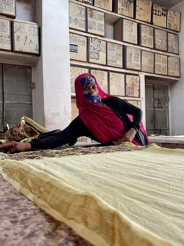 Atelier block print en Inde avec boîtes de motifs