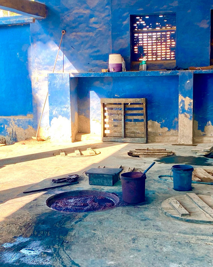 Atelier artisanal de teinture de l'indigo en Inde