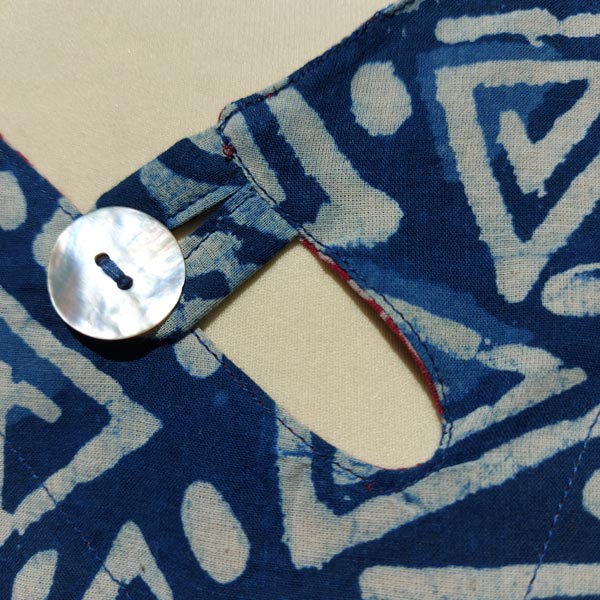 Bouton en nacre sur tunique coton bleu-blanc