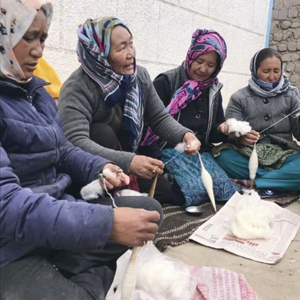 Femmes filant la laine de cachemire au Ladakh