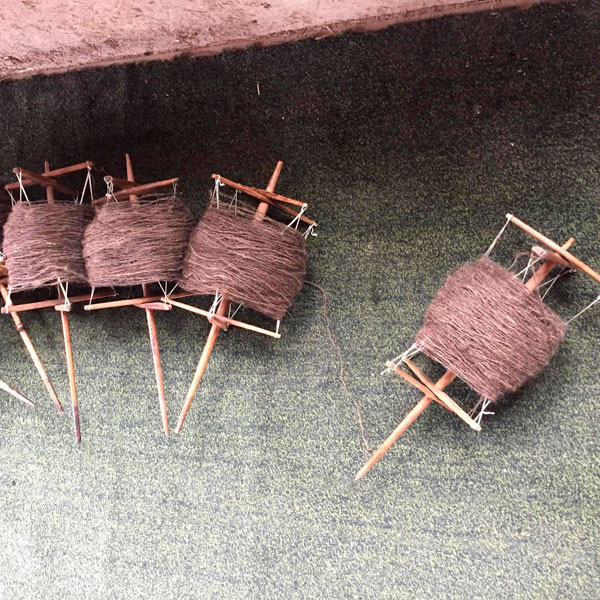 Outil d'ourdissage de la laine cachemire avant tissage au ladakh