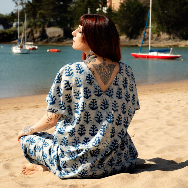 Robe d'été Altea vue de dos portée par une jeune femme sur la plage