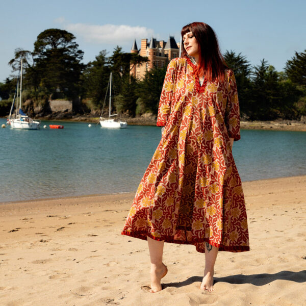 Robe longue motif corail Naina à porter en été et à mi-saison