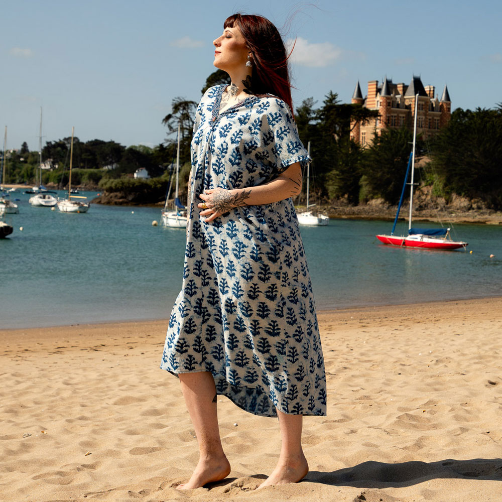 robe-plage-portee Robe longue Altea en coton avec motifs indiens bleus sur fond blanc