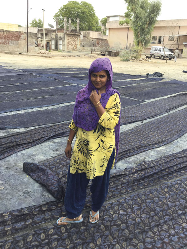 jeune fille en Inde devant des tissus séchant à l'air après impression blockprint