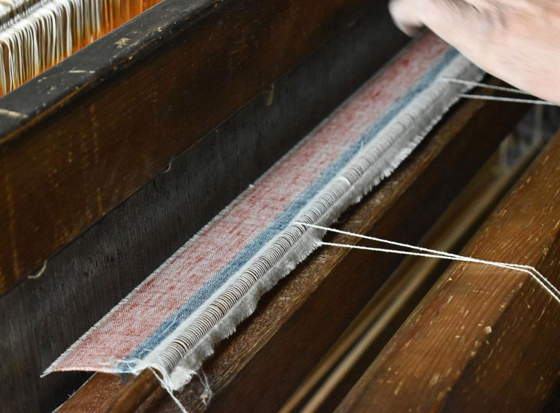 tissage artisanal du cachemire sur métier à tisser