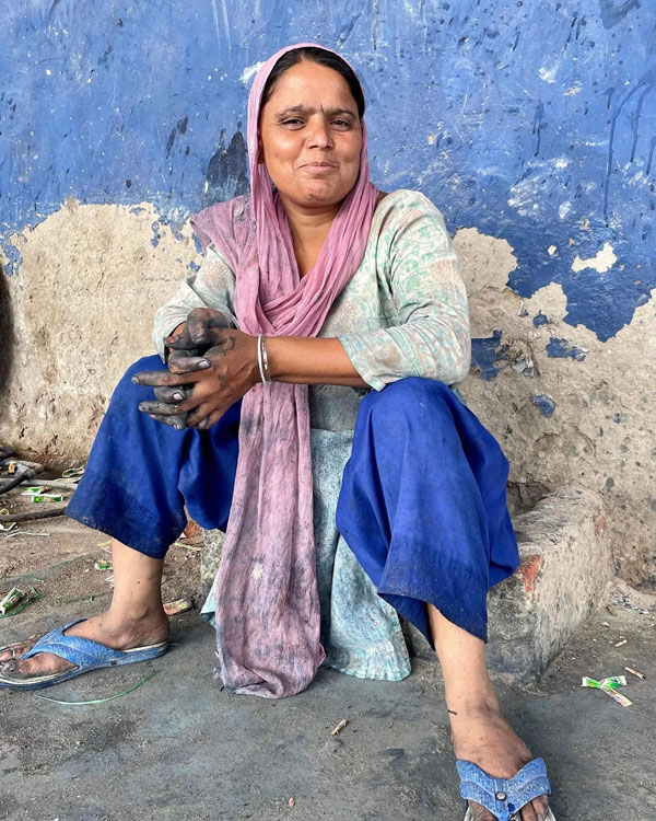 Femme dans un atelier en Inde de teinture d'indigo