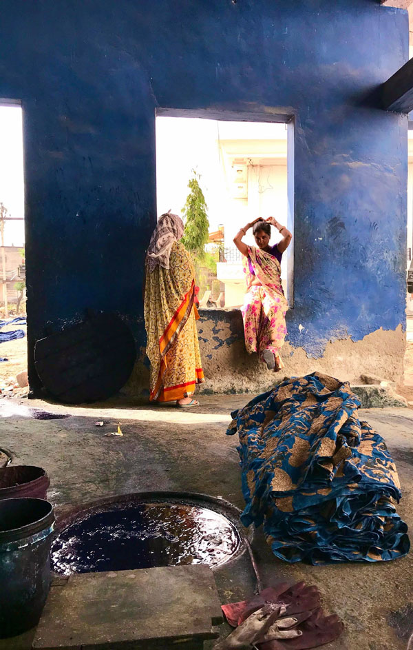 Deux femmes en sari dans un atelier de teinture d'indigo en Inde