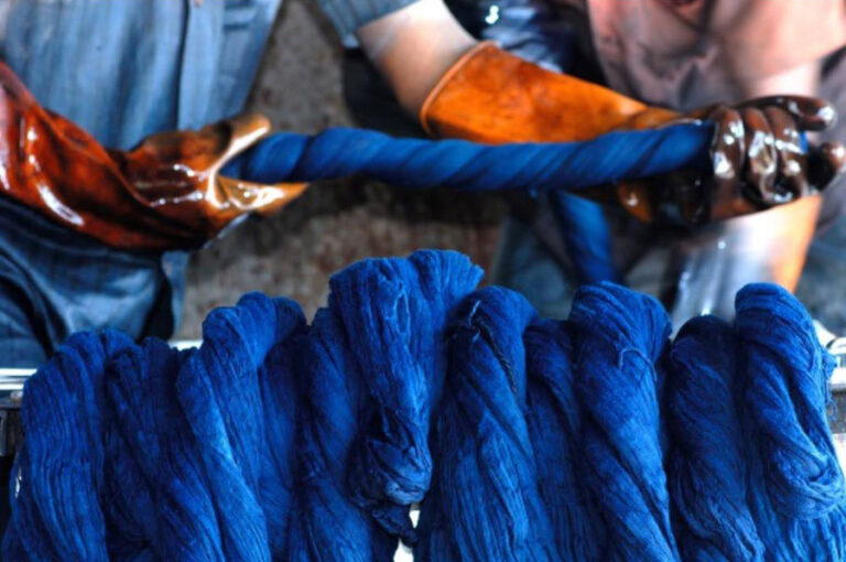 Teinture de tissu indigo en Inde