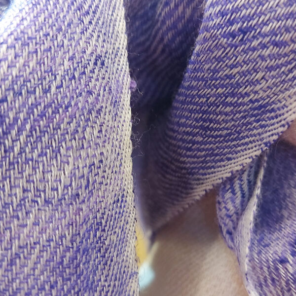 détail laine cachemire pashmina violette écru