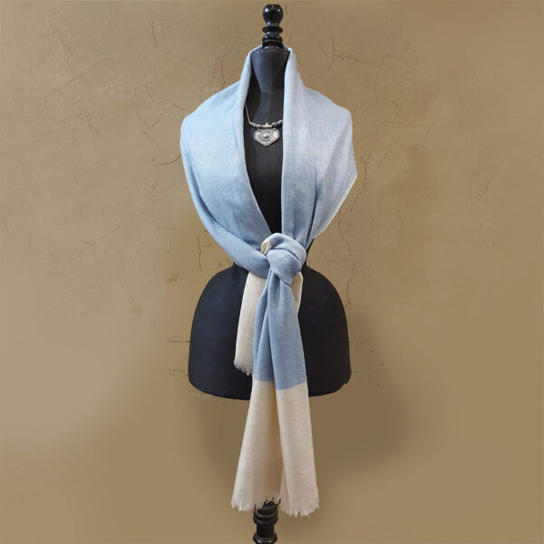 étole 100 % cachemire tissée main bleu clair aigue-marine