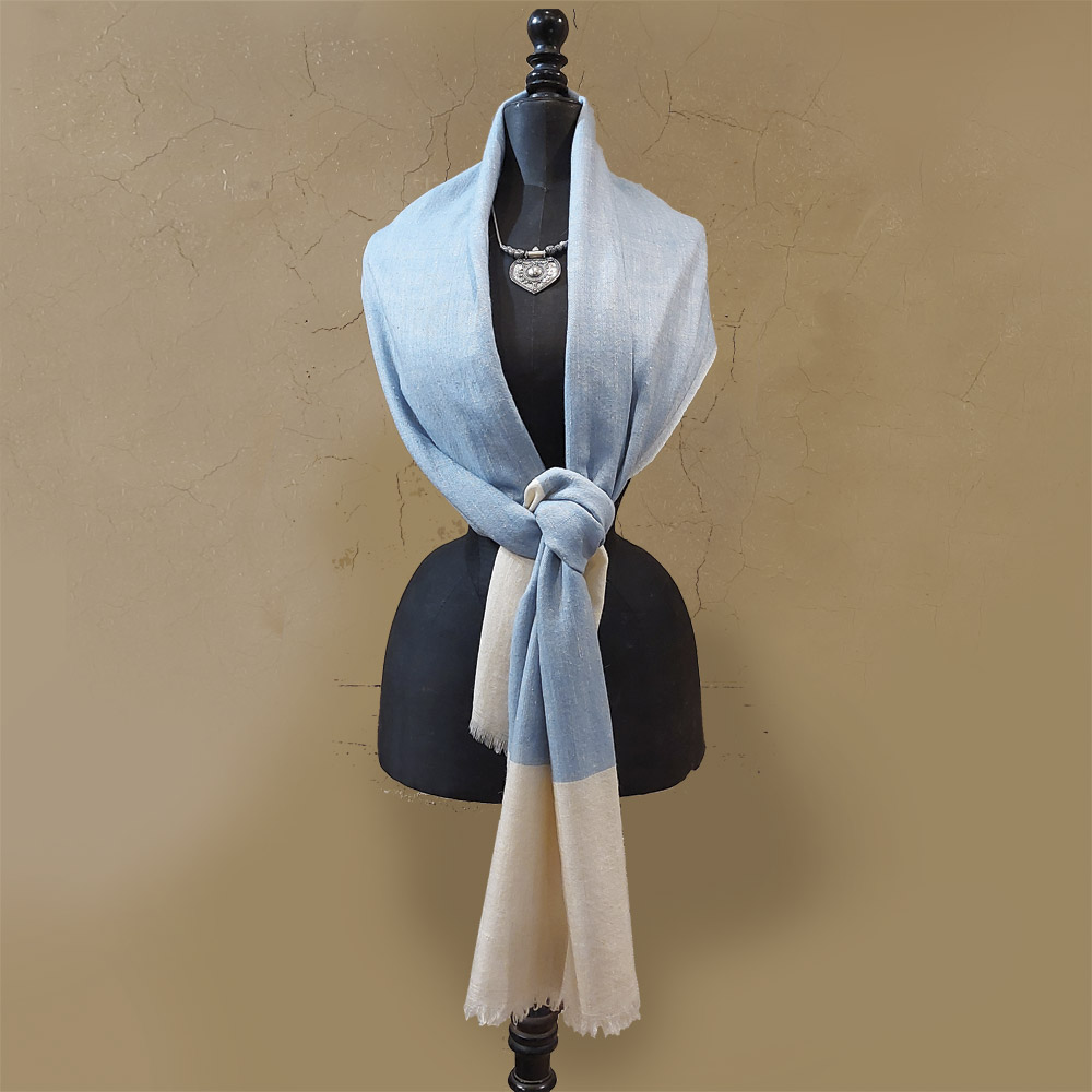 etole-aigue-marine-fond-ocre étole 100 % cachemire tissée main bleu clair aigue-marine