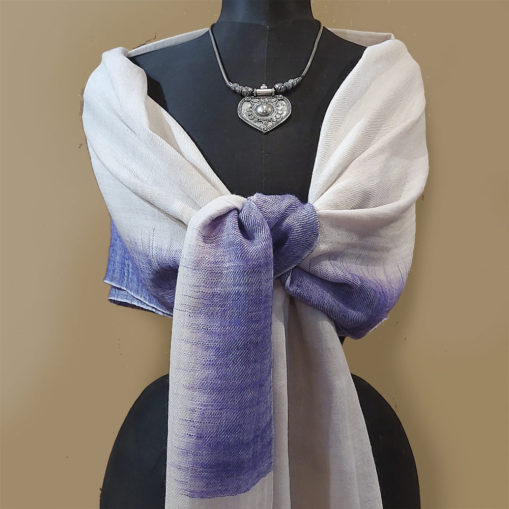 étole cachemire nouée écru violette