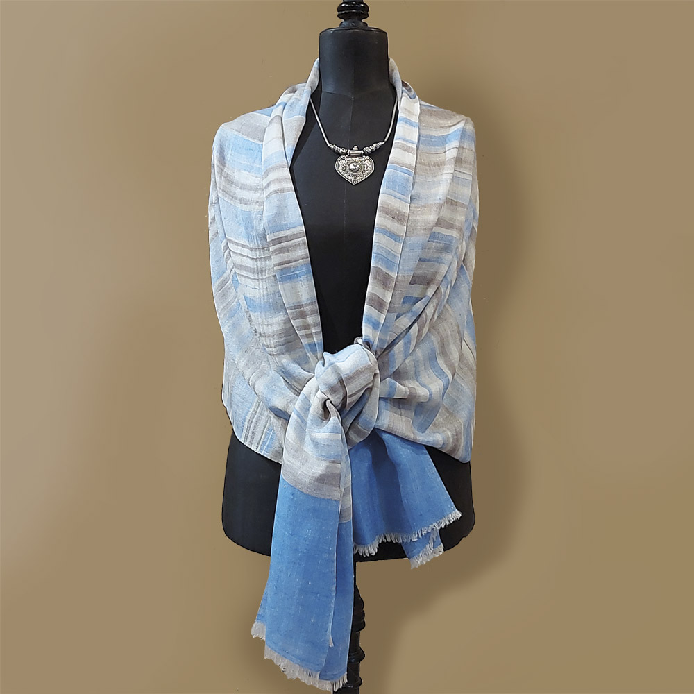 étole cachemire ikat écru bleu nouée
