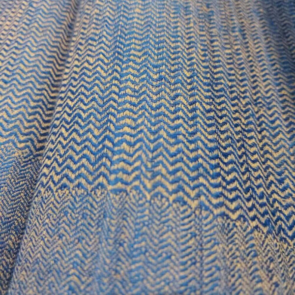 Détail étole mixte cachemire pashmina deux tailles chevrons bleu écru naturel