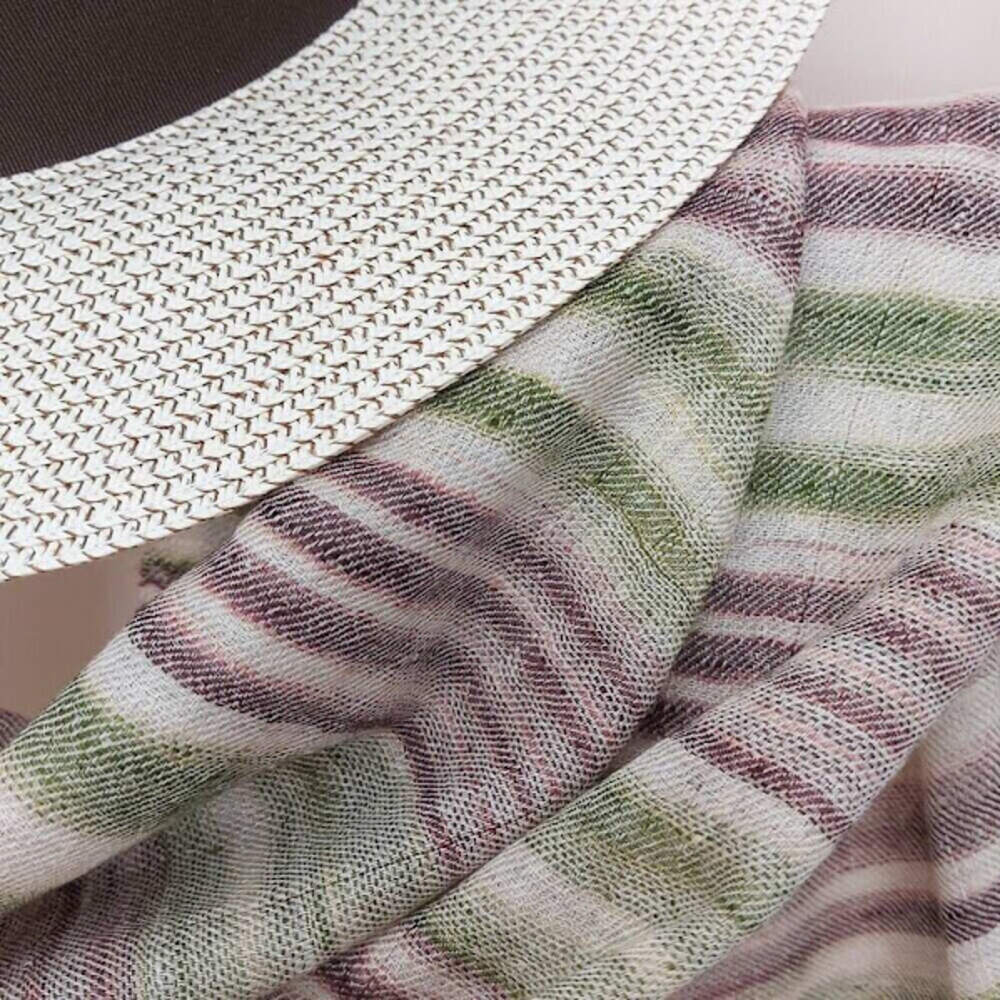 Détail étole cachemire pashmina rayures vert et prune sur fond écru
