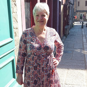 Portrait de Patricia devant sa boutique Cachemire & indigo à Dinan
