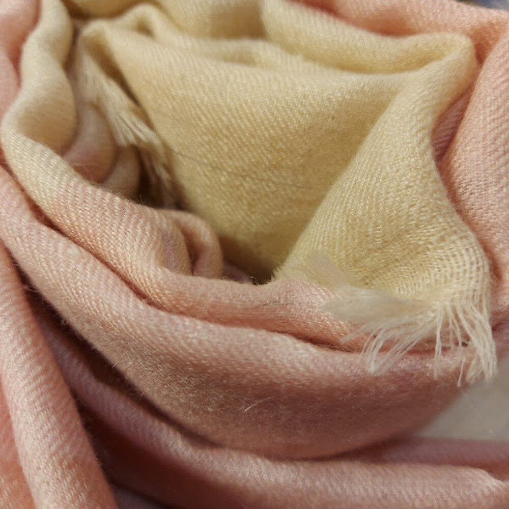 Détail étole rose poudrée 1px étole pashmina rose poudré et écru
