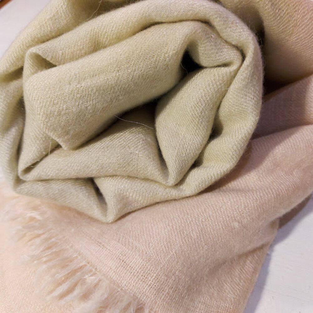 détail étole vert clair 1px étole cachemire pashmina vert clair et écru