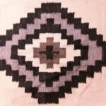 housse coussin laine tissée main grande croix sur fond écru