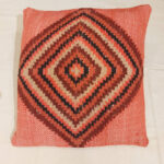 housse coussin laine tissée main grande croix géométrique sur fond bois de rose