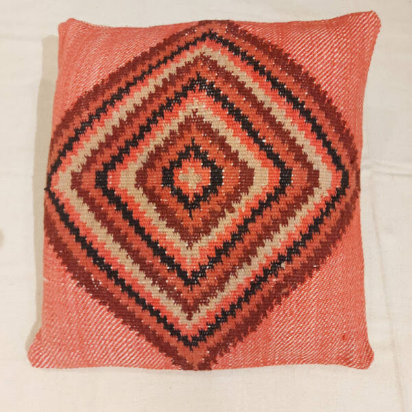 housse coussin laine tissée main grande croix géométrique sur fond bois de rose