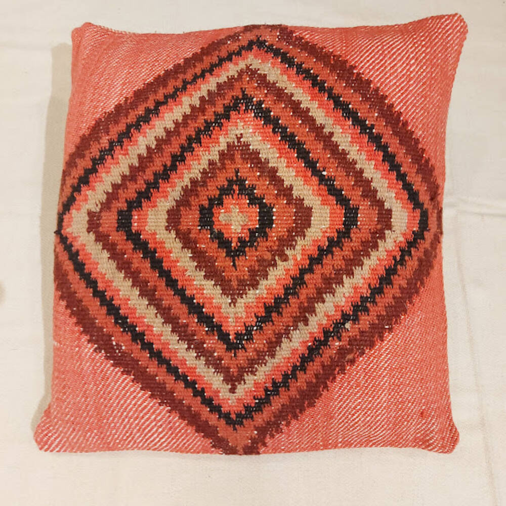 housse coussin grande croix fond bois de rose housse coussin laine tissée main grande croix géométrique sur fond bois de rose