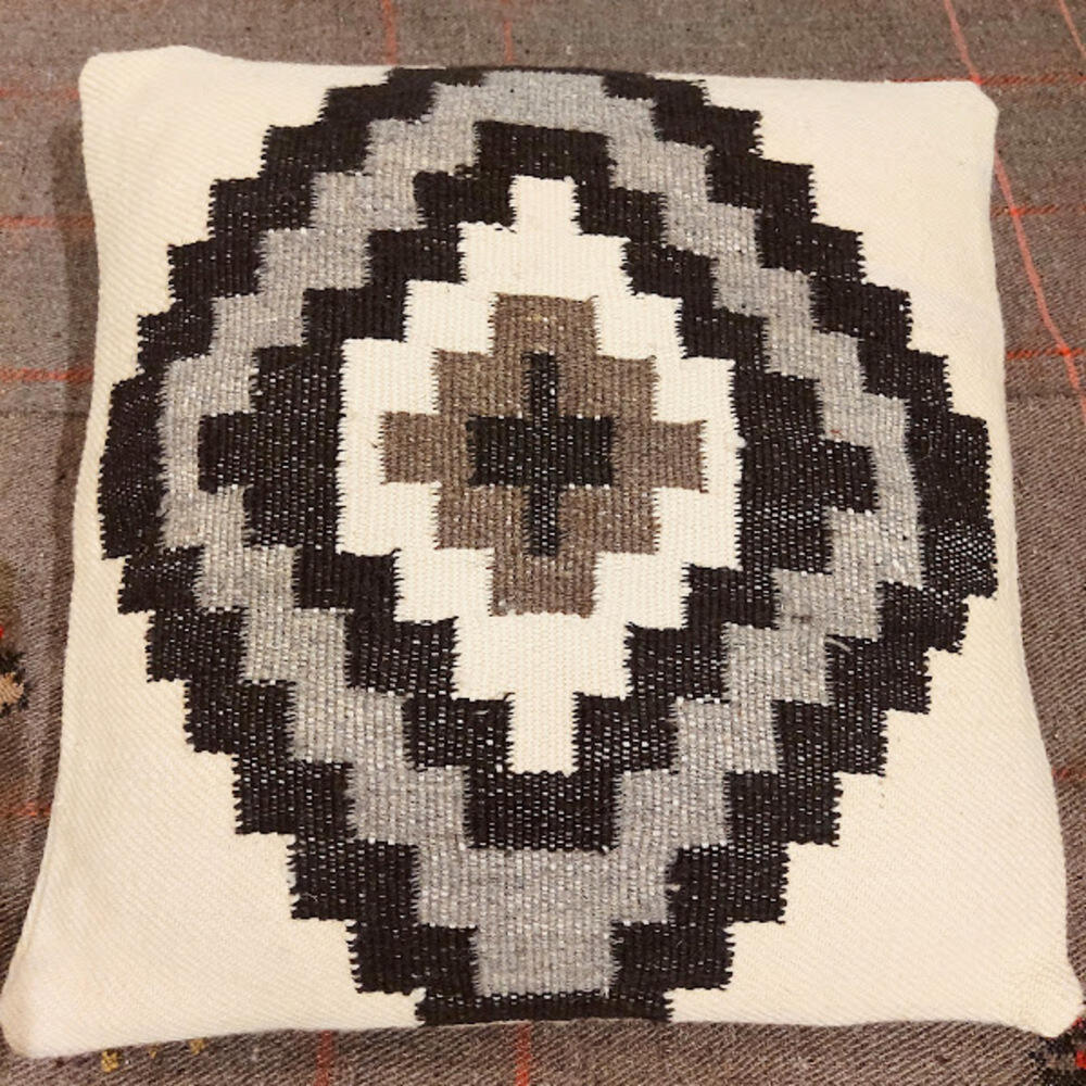 face housse coussin grande croix fond écru 1px Housse coussin laine motif ethnique