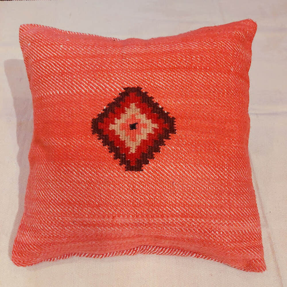 face housse coussin petite croix fond bois de rose housse coussin laine tissée main petite croix sur fond bois de rose