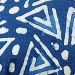 Motif triangles et ronds blancs sur tissu indigo