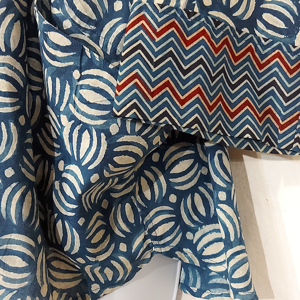 Blouse bohème à motifs stylisés blancs sur fond indigo