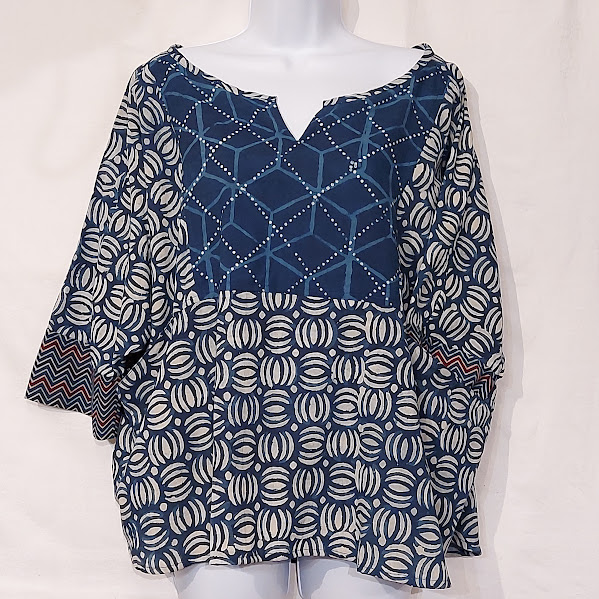 top coton indigo motifs géométriques ample avec poches et empiècements différents